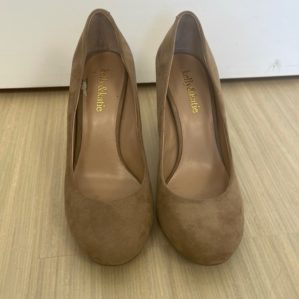 Round toe pumps